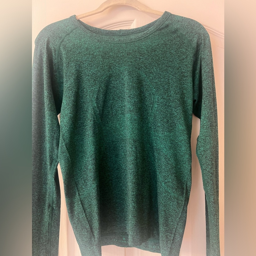 Lululemon shirt, never worn, riptag removed but I think a size6.